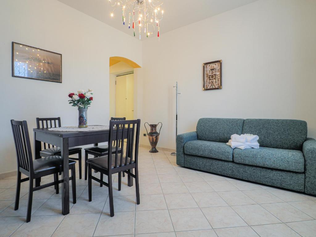 un soggiorno con tavolo e divano di Da Eufemia apartment for 4 guests a La Spezia
