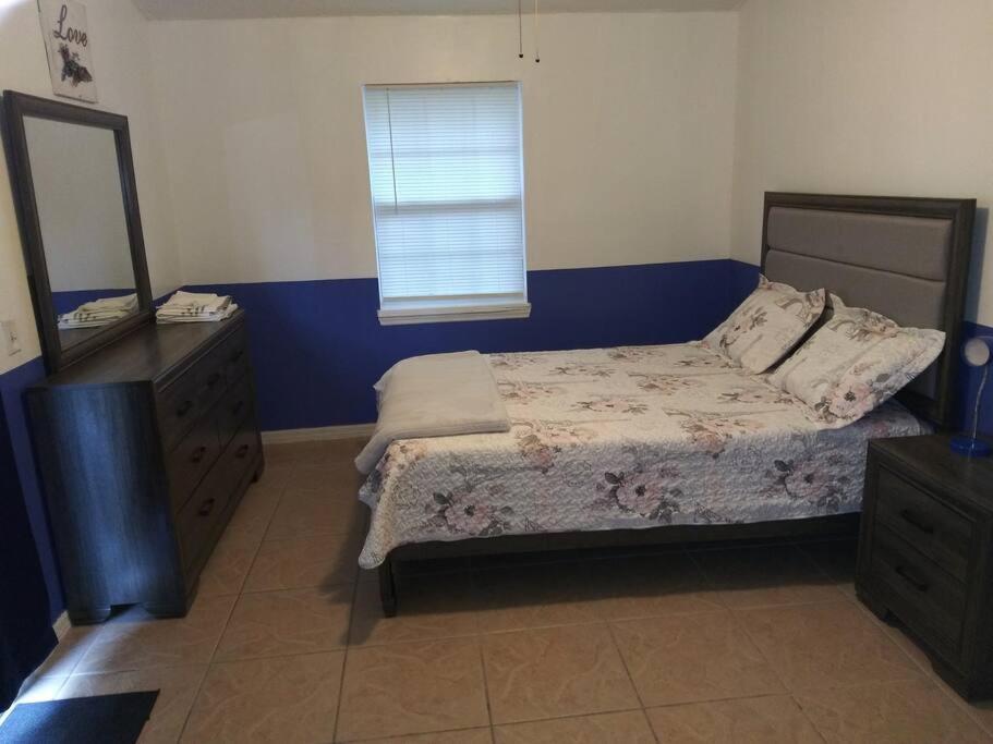 1 dormitorio con 1 cama, vestidor y ventana en mini Apartment in sunshine city Florida, en Vero Beach