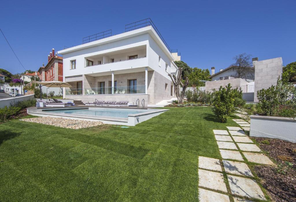 a house with a yard with a swimming pool at Somewhere - Estoril Guesthouse in Estoril