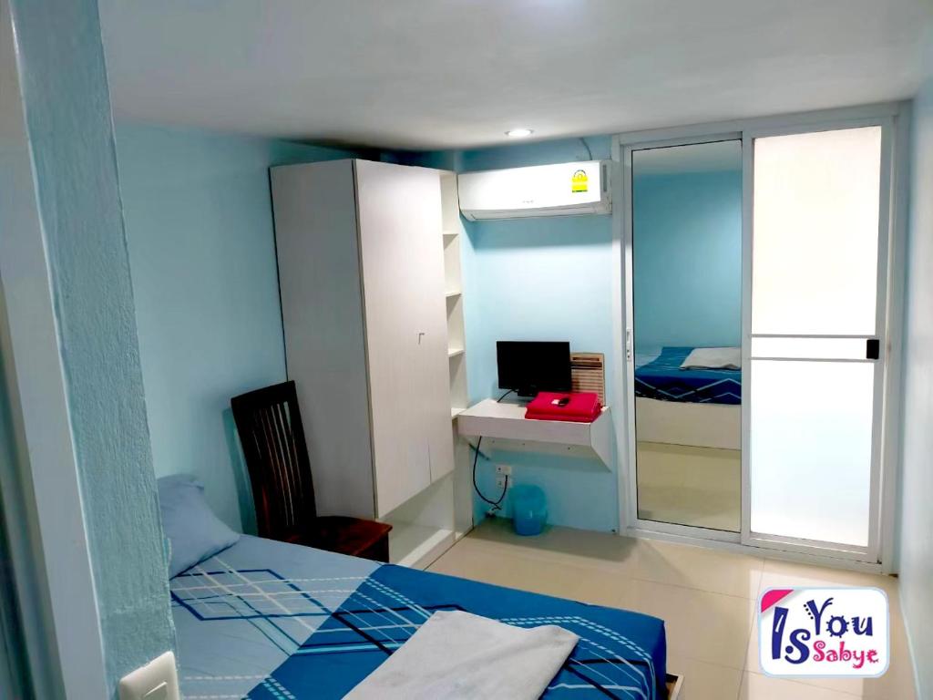 Habitación pequeña con cama y espejo. en IsYou Sabye ห้องพักรายวัน รามคำแหง, en Ban Zong Katiam