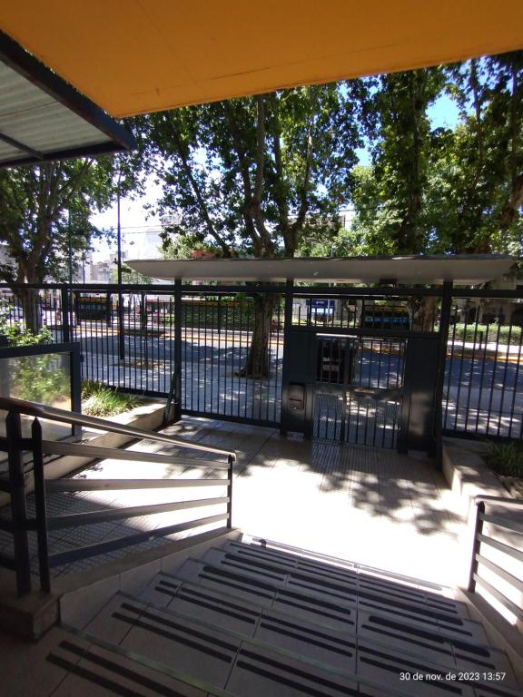 przystanek autobusowy z dwoma ławkami obok ogrodzenia w obiekcie Departamento en Buenos Aires, La boca 3 amb w BuenosAires