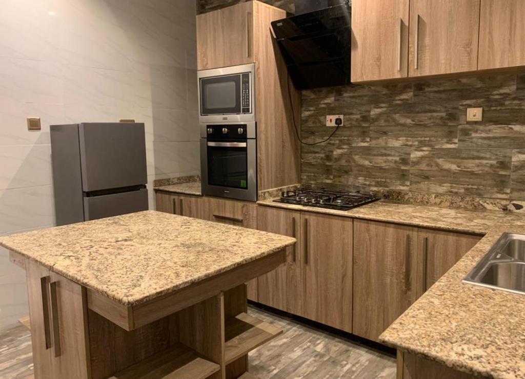 Kuchyň nebo kuchyňský kout v ubytování God's Touch Apartments Remi Fani Kayode GRA. Ikeja