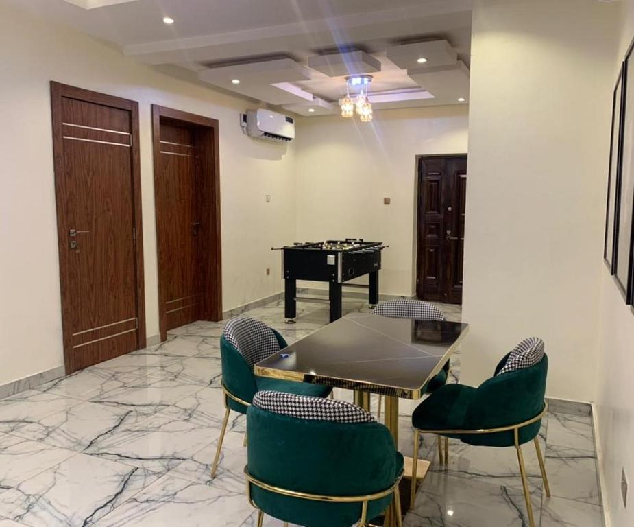 Posezení v ubytování God's Touch Apartments Remi Fani Kayode GRA. Ikeja