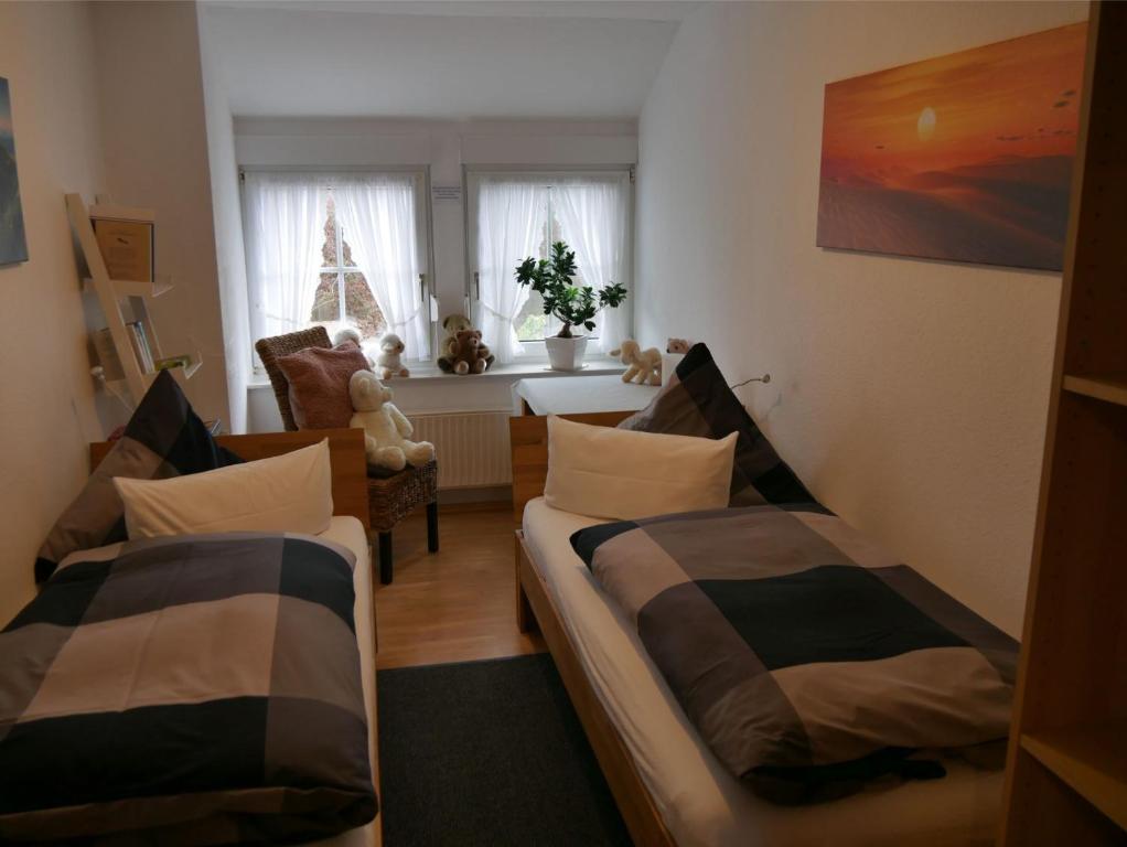 - un salon avec deux lits et un canapé dans l'établissement Ferienwohnung Backbord, à Werdum