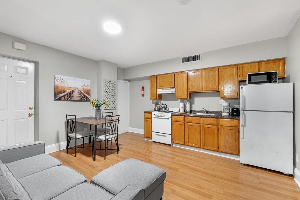 a living room with a couch and a kitchen at Modern Posh Upenndrexel Univ 3 Bdrm in Philadelphia