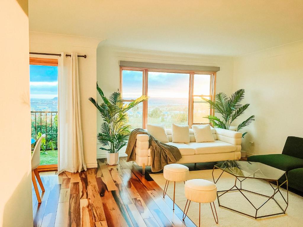 رزرو هتل و هاستل، آپارتمان Sunkissed Boho Hilltop Haven, رزرو هتل و هتل آپارتمان