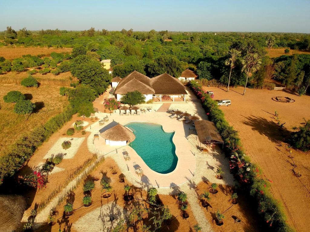 einen Luftblick auf ein Resort mit einem Pool in der Unterkunft Nino Ranch Lodge 