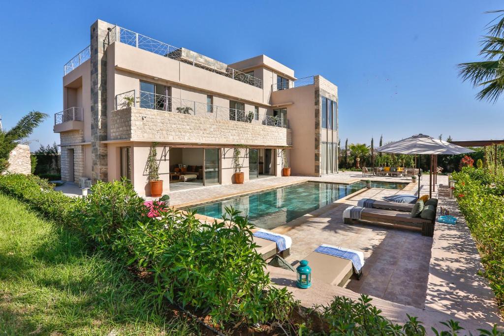 ein Haus mit Pool davor in der Unterkunft Villa ARGANINA piscine chauffée in Essaouira