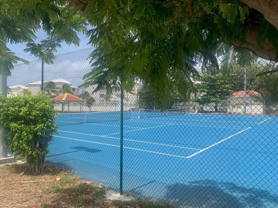 Tenis a/nebo squash v ubytování Duplex luxe au NBBC , les pieds dans le sable nebo okolí