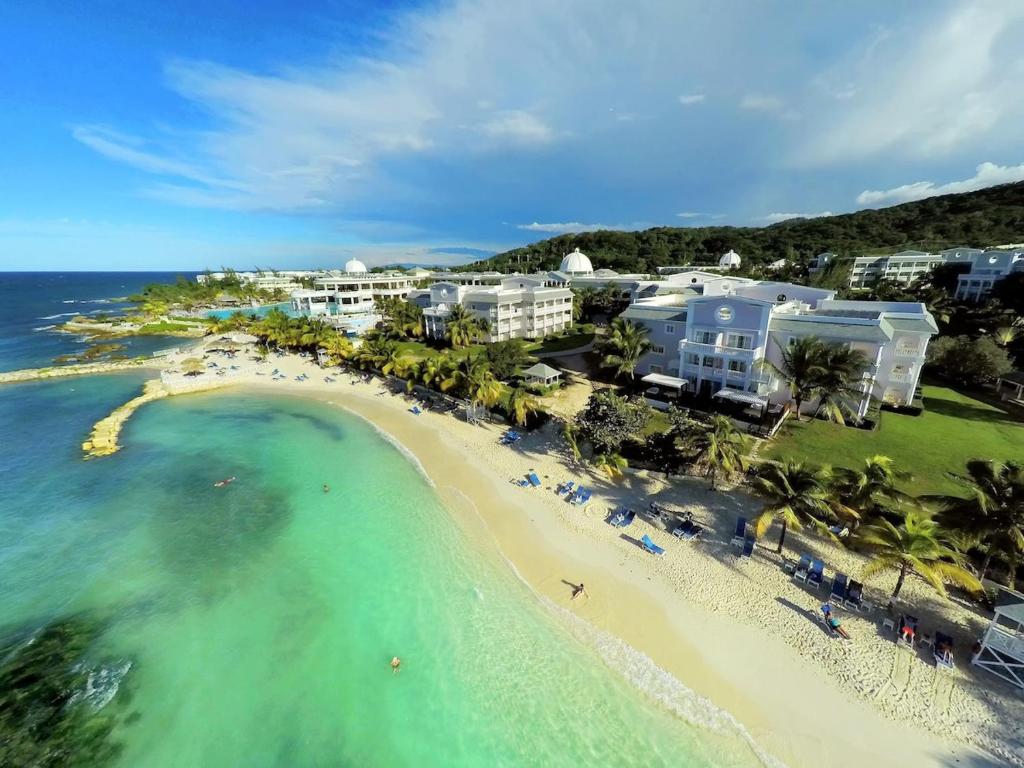 - une vue aérienne sur une plage avec des bâtiments et l'océan dans l'établissement Grand Palladium Jamaica Resort & Spa All Inclusive, à Lucea