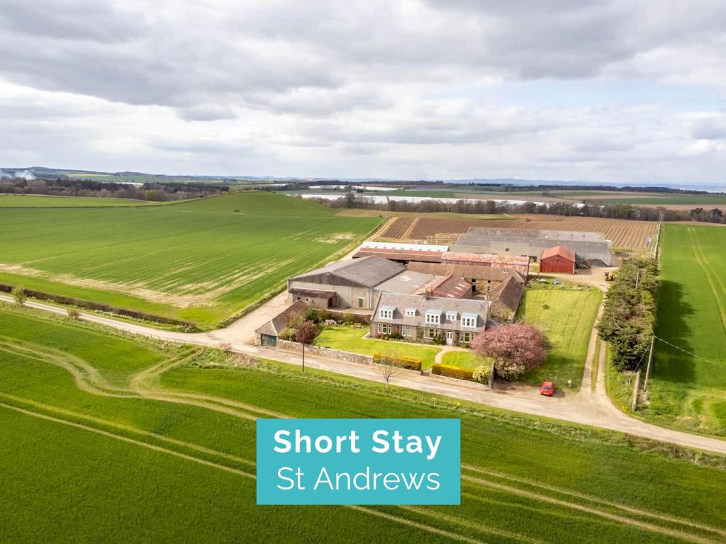 uma vista aérea de um celeiro num campo em Bramble Knowe, farm cottage near St Andrews em Dunino