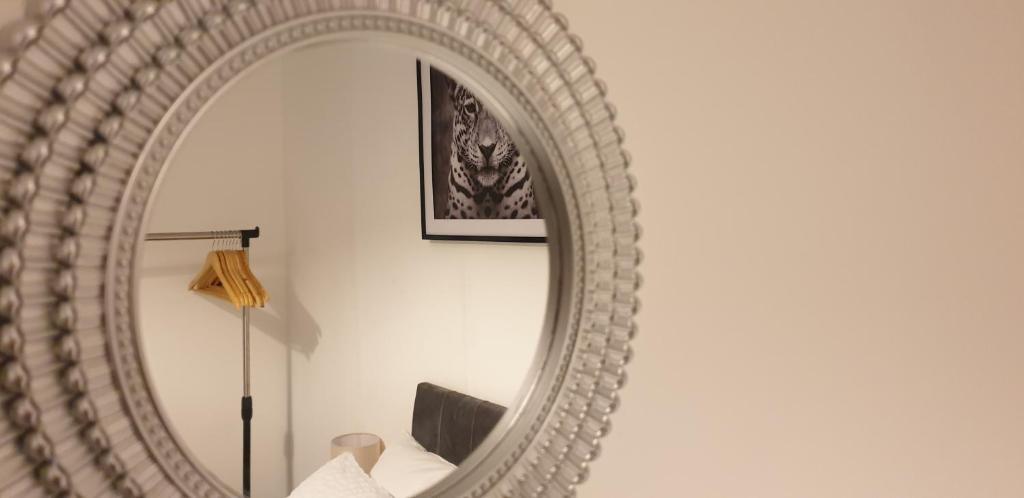 Comfort Stay Rooms في بورتسليد: مرآة دائرية كبيرة في غرفة المعيشة