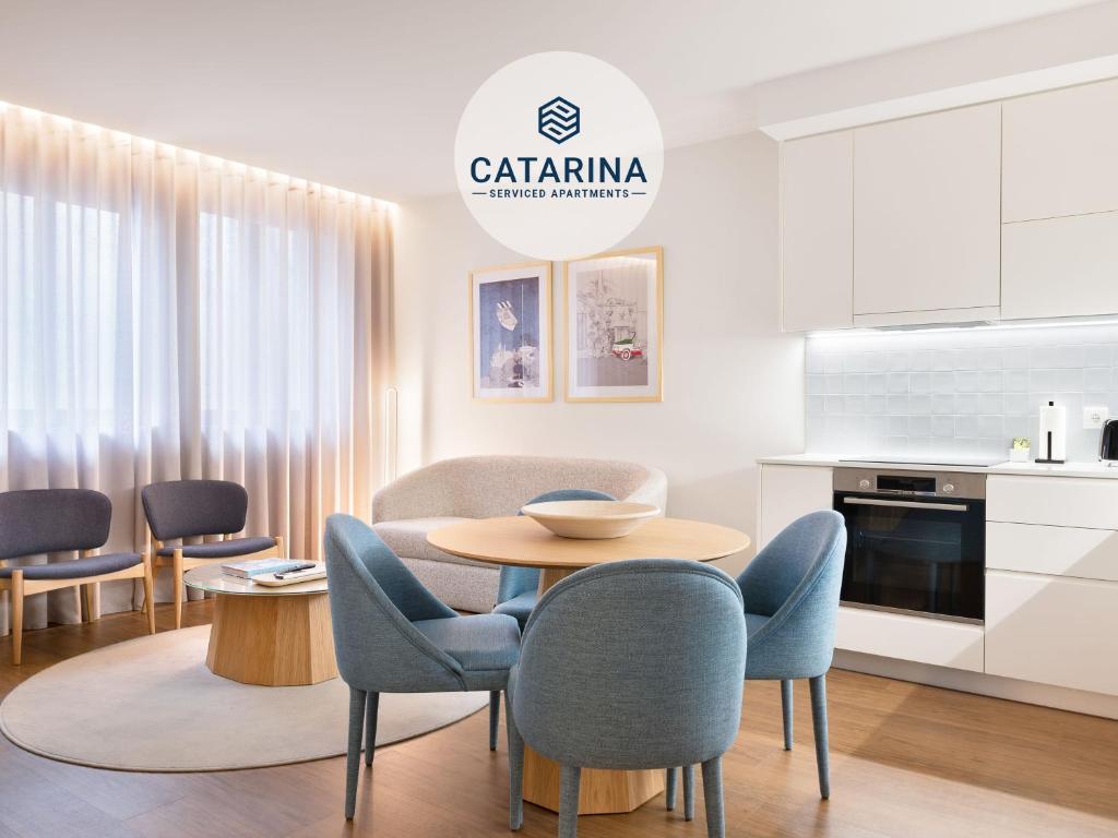 uma cozinha e sala de jantar com mesa e cadeiras em Catarina Serviced Apartments em Porto