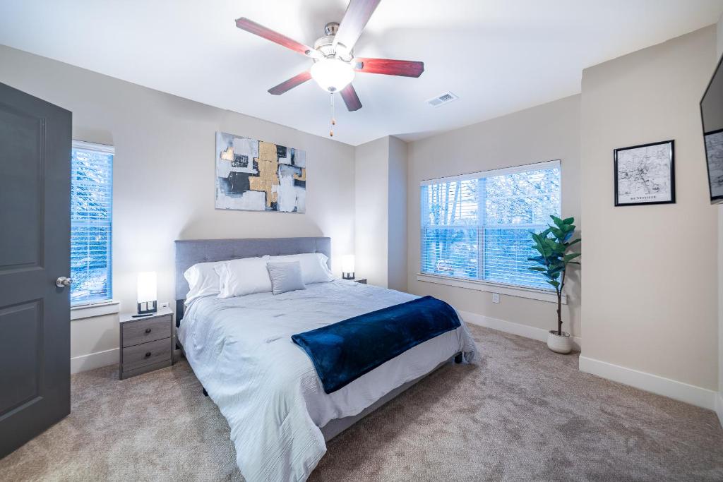 um quarto com uma cama e uma ventoinha de tecto em Temp Stay Huntsville em Huntsville