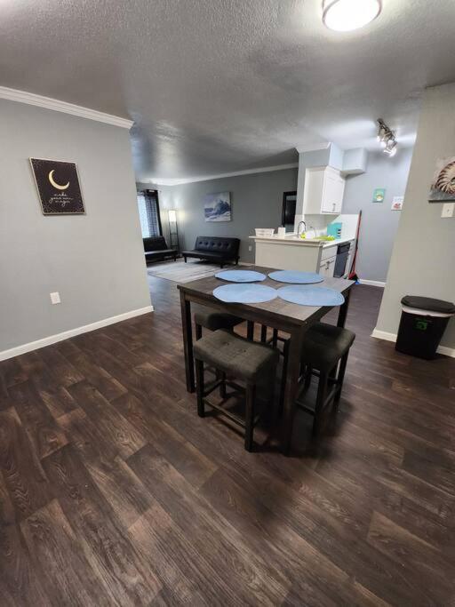 ein Wohnzimmer mit einem Tisch und Stühlen sowie eine Küche in der Unterkunft Blue Shark *B501* @ Medical Center 1BR Modern King Apartment with Private Patio in Houston