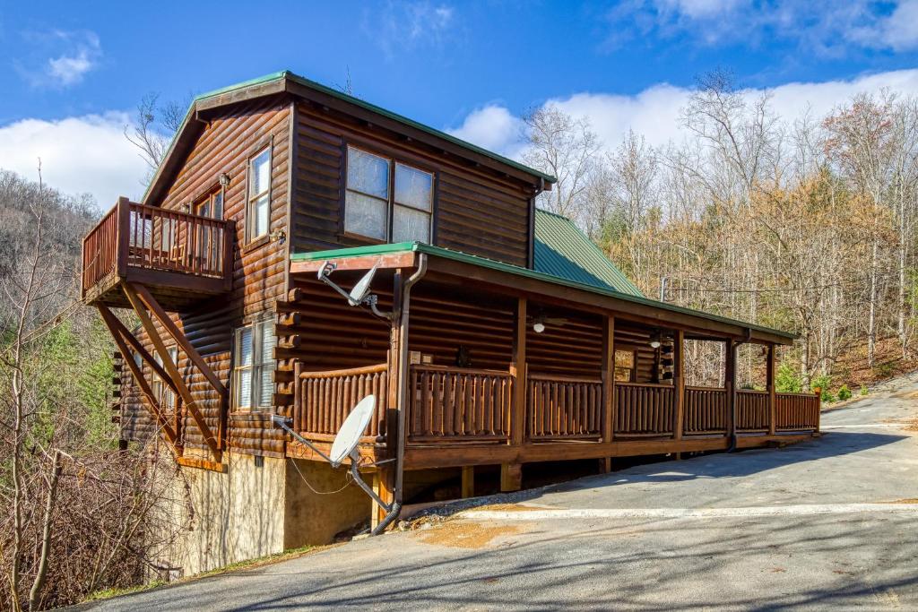 Blockhaus mit Terrasse und Balkon in der Unterkunft Heavenly Bear, Hot Tub, FREE Attraction tickets for each paid day, Pool Table, WIFI!!! in Sevierville