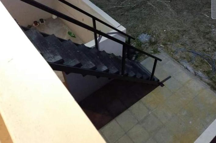 einen Blick über einen Sitzsatz auf einer Treppe in der Unterkunft departamento cerca centro viejo (no playa) in Necochea