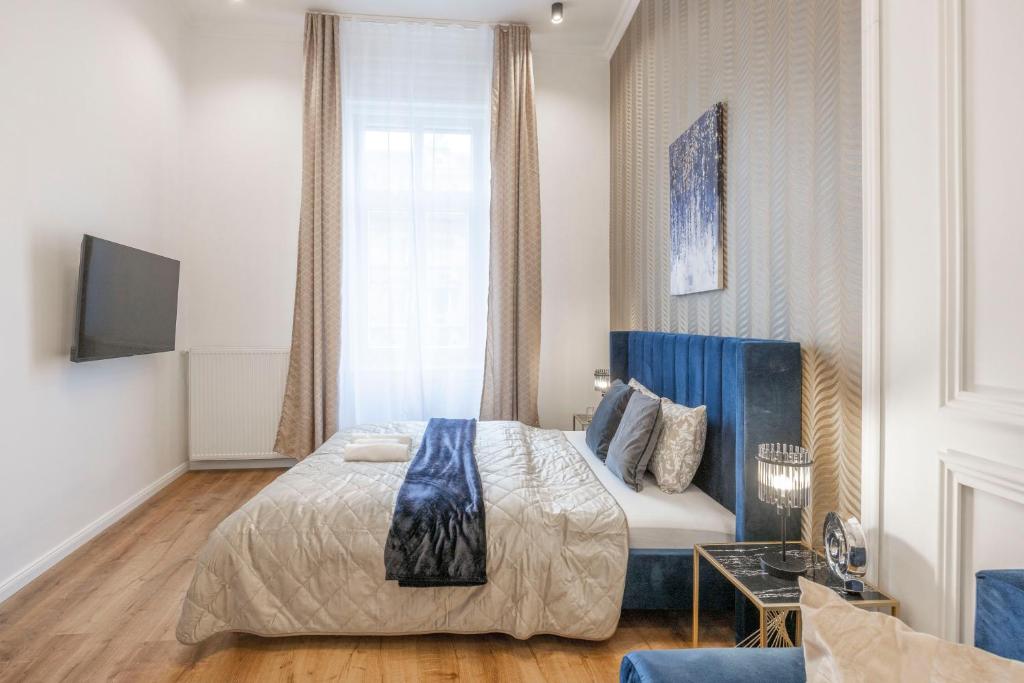 Luxurious Central Grand Home w/ 3BEDRM 2BATHRM 1067 Budapest, 33 Teréz körút kép - 1