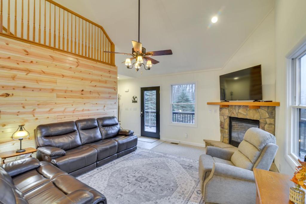 - un salon avec un canapé et une cheminée dans l'établissement The Eagles Nest at Alpine Cabin with Fireplace!, à Terra Alta