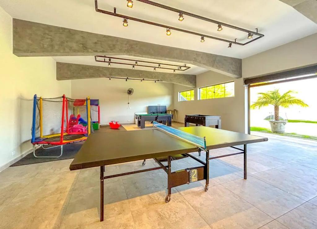 Cette grande chambre comprend une table de ping-pong. dans l'établissement Pousada Villa Shalom, à Igaratá