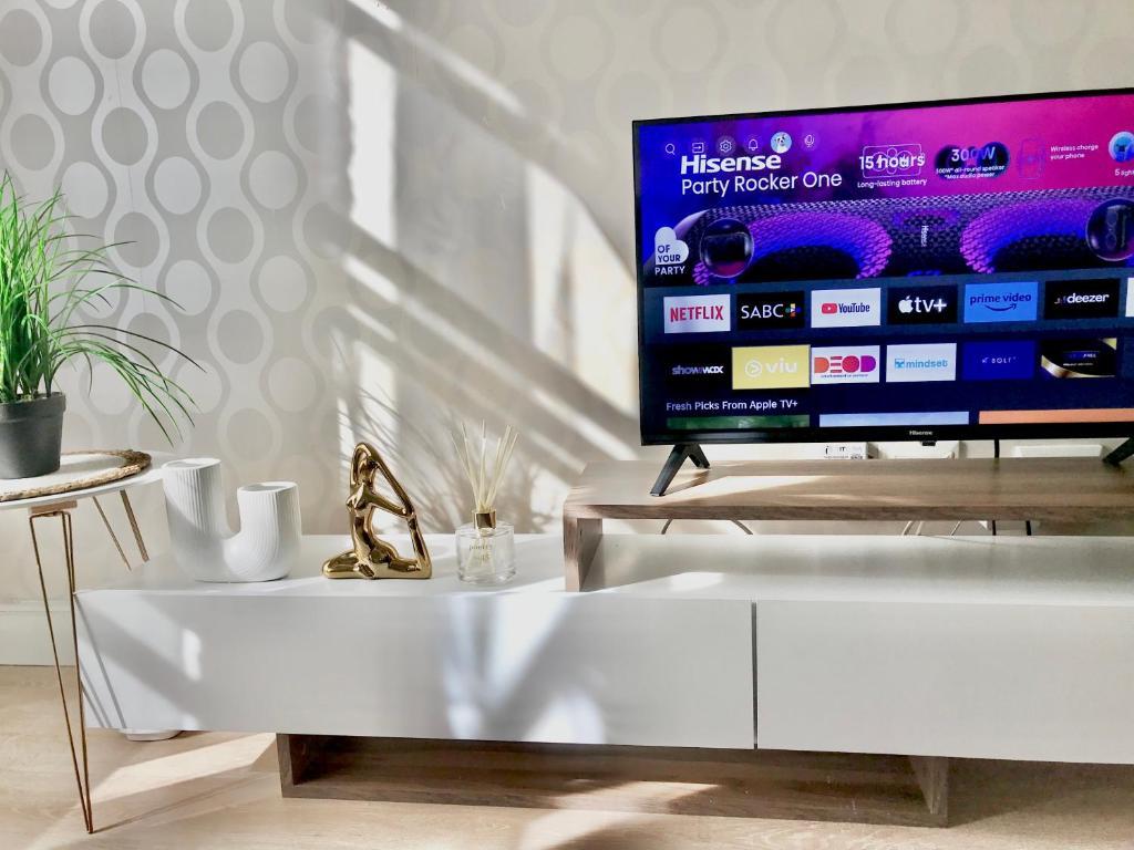 En TV eller et underholdningssystem på Apartment in Sandton, Rivonia