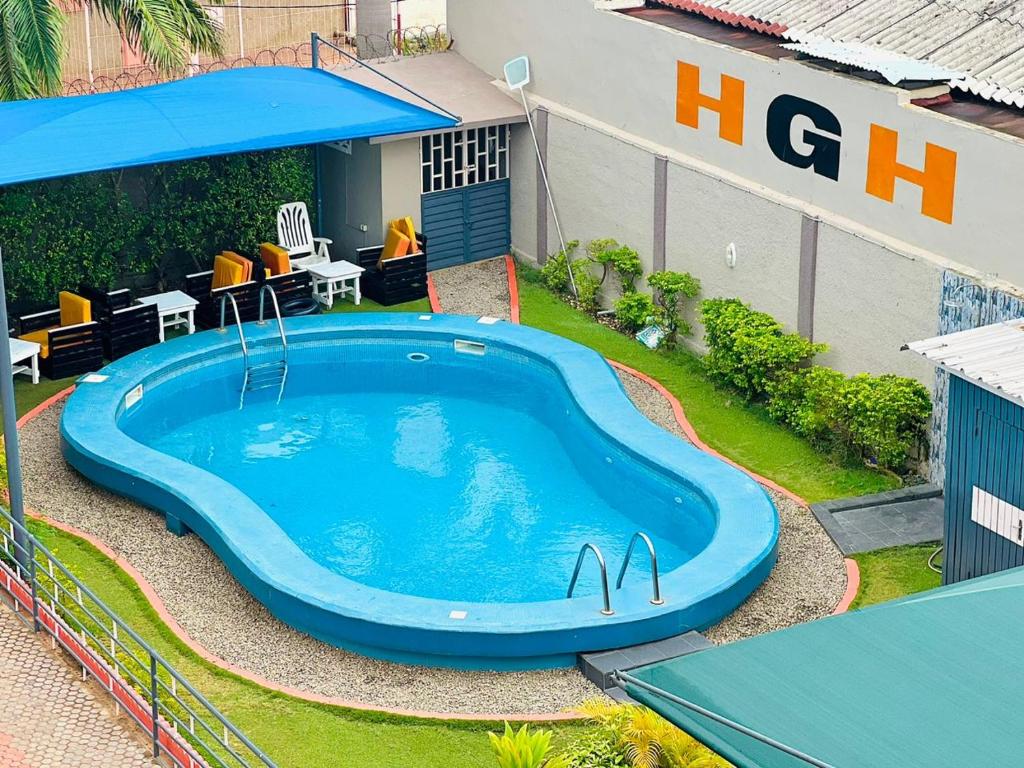 una gran piscina en el patio de un edificio en HAPPY GUEST HOUSE - HGH en Abomey-Calavi