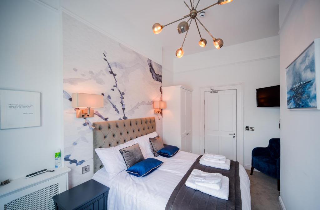 Katil atau katil-katil dalam bilik di The Strand Hotel, the former residence of Oscar Wilde