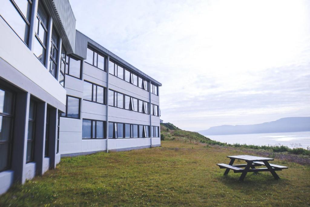 Vor einem Gebäude befindet sich ein Picknicktisch. in der Unterkunft The Cliff Hotel in Neskaupstaður