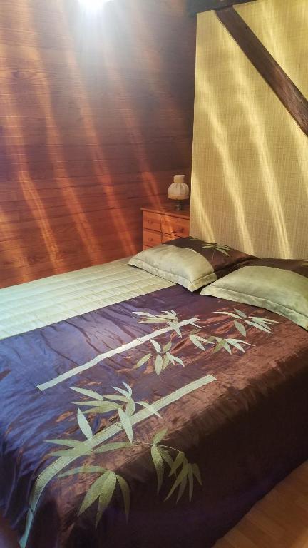 a bedroom with a bed with birds on it at Residence 3 Chateaux in Ribeauvillé