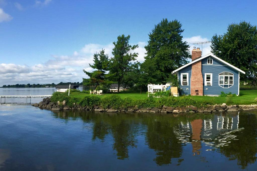 Cozy Fremont Cottage on Lake Poygan and Fishing Dock, Fremont (updated