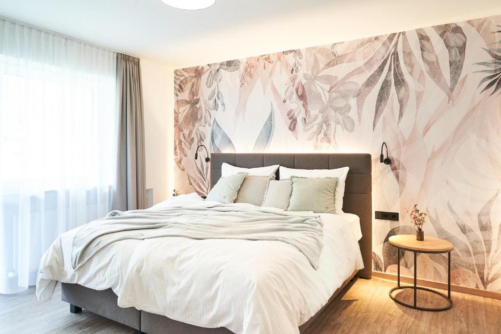 een slaapkamer met een groot bed met bloemenbehang bij Melcherhof Leutasch in Leutasch