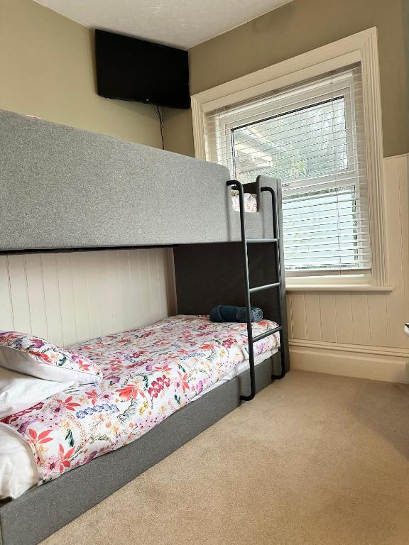 The Boho - 4 min walk to beach & town - Resim 34