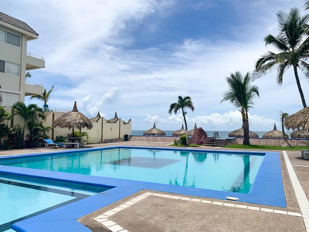 una piscina con vistas al océano en Casa en Quintas del Mar con acceso a la playa, en Mazatlán