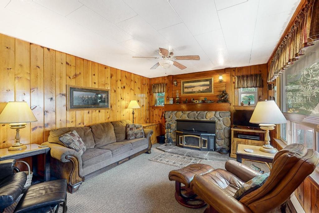 un salon avec un canapé et une cheminée dans l'établissement Rosebud Cottage, à Joseph