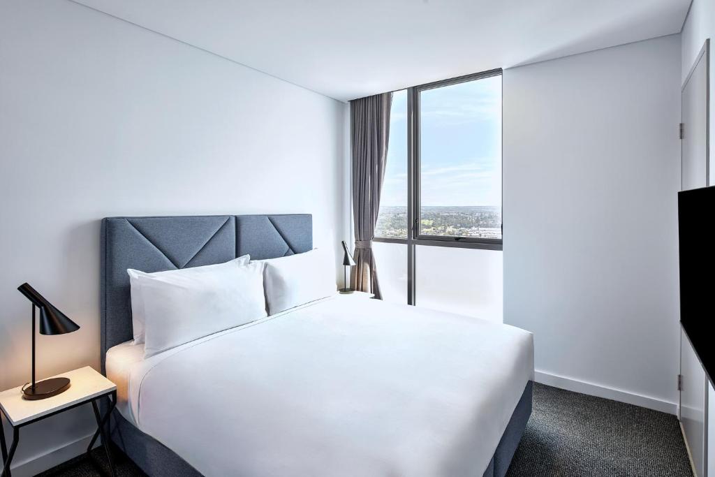 Postel nebo postele na pokoji v ubytování Meriton Suites Liverpool