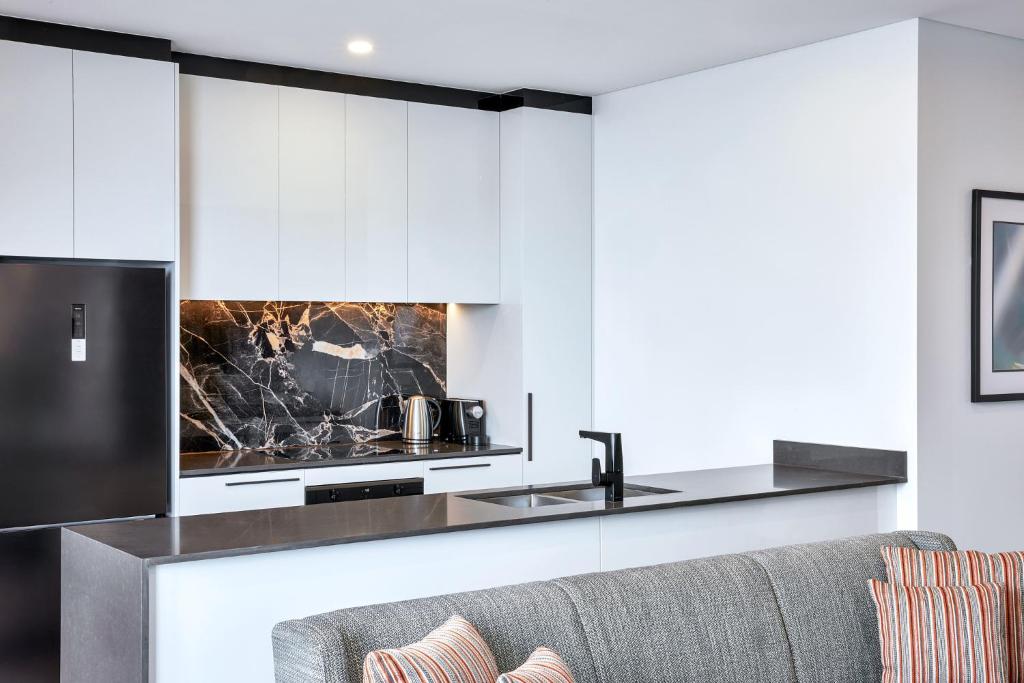 Kuchyň nebo kuchyňský kout v ubytování Meriton Suites Liverpool