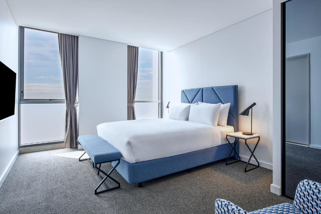 Postel nebo postele na pokoji v ubytování Meriton Suites Liverpool