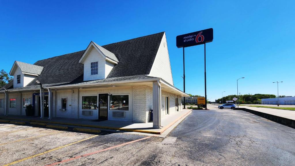 un edificio con un letrero al lado de una calle en Motel 6-Webster, TX - Houston - Nasa Lake, en Webster