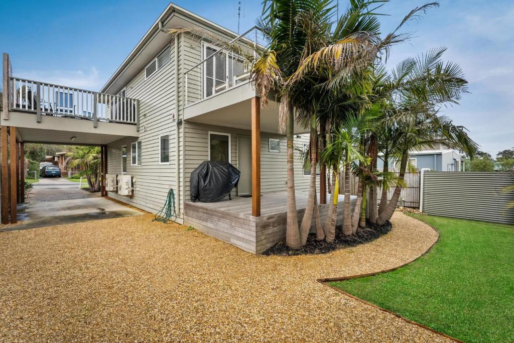 una casa con palmeras delante en Amongst the Palms Inverloch, en Inverloch