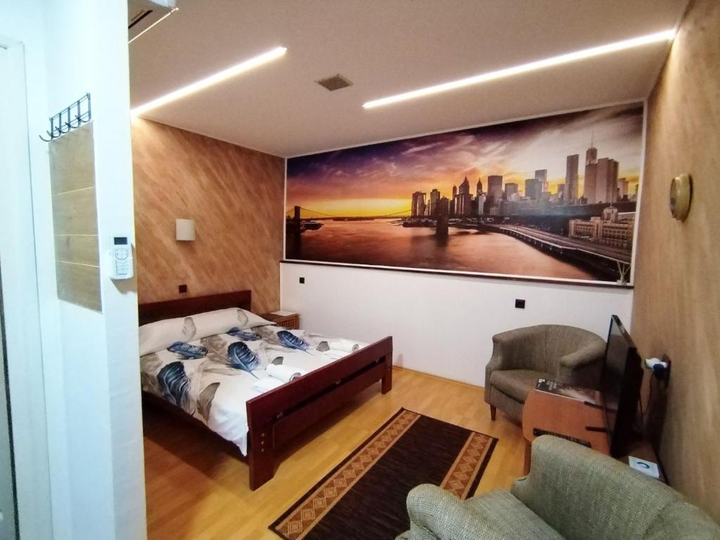 sypialnia z dużym obrazem na ścianie w obiekcie FUN ROOMS SOBE PRENOĆIŠTE w mieście Borča