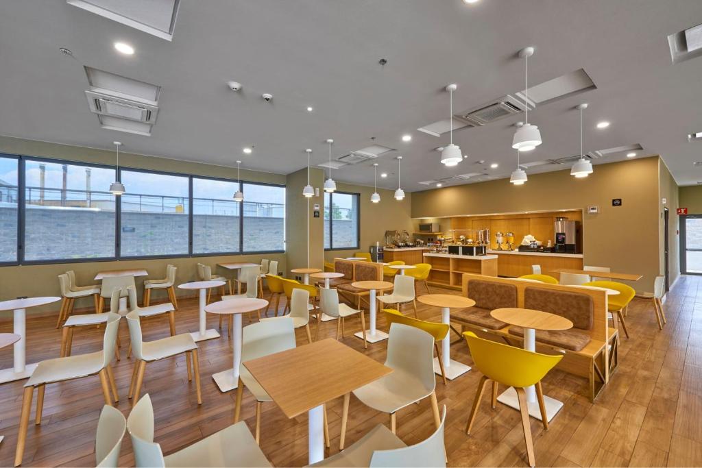 Restaurace v ubytování City Express Plus by Marriott Leon Centro de Convenciones