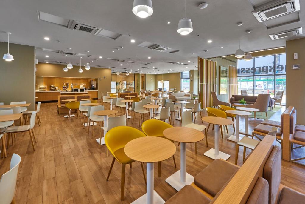 Restaurace v ubytování City Express Plus by Marriott Leon Centro de Convenciones