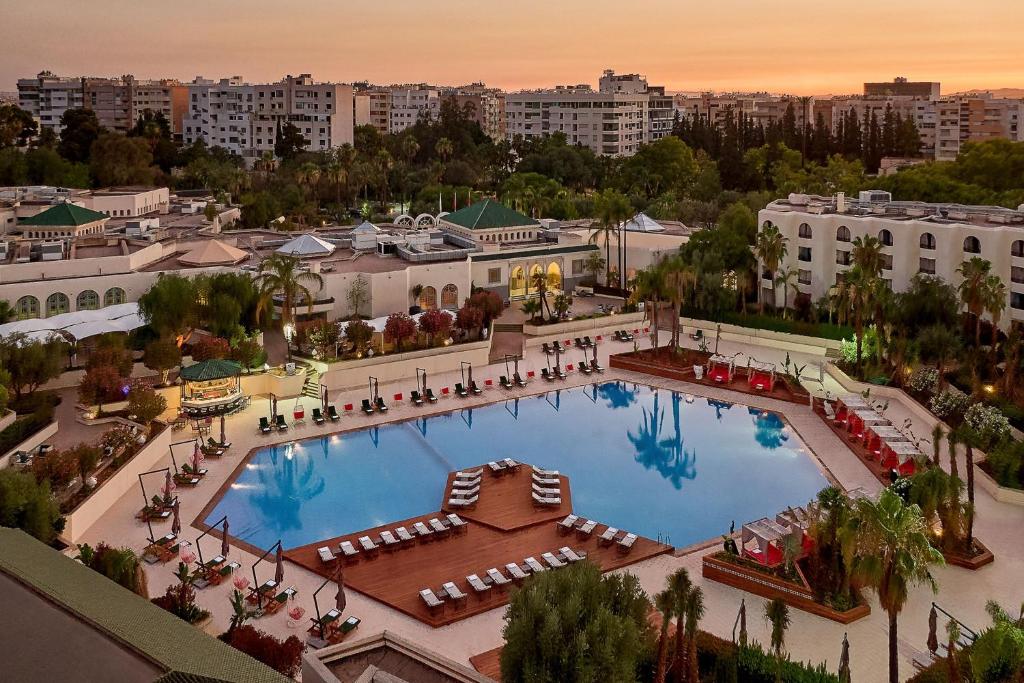 eine Aussicht über einen großen Pool in einem Resort in der Unterkunft Fes Marriott Hotel Jnan Palace in Fès