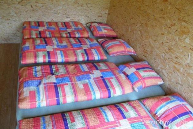 Pakavciems pirts في ريغا: سرير بأربعة وسائد على الأرض