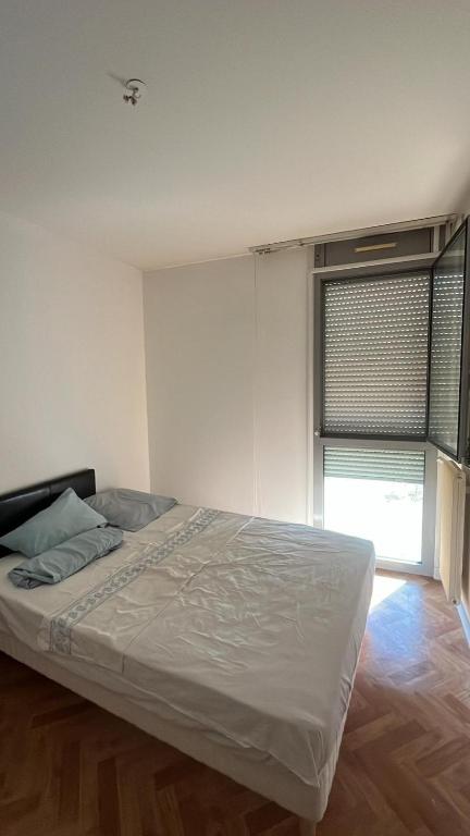 1 dormitorio con 1 cama grande y ventana en Appartement à Cholet, à 25min du Puy du Fou, en Cholet