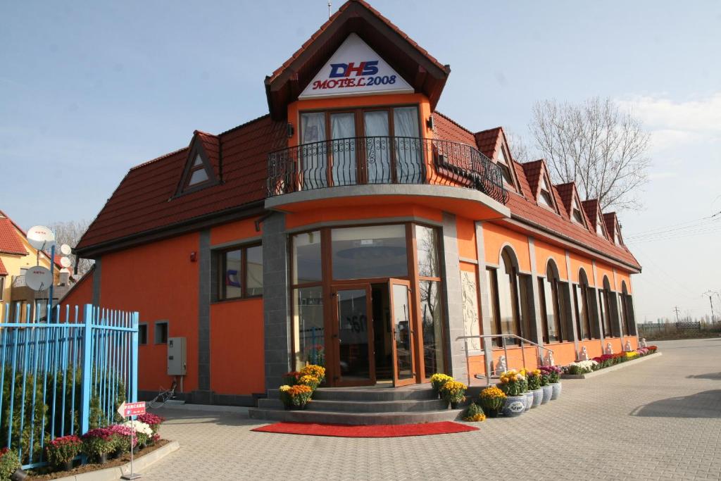 - un bâtiment orange avec un balcon au-dessus dans l'établissement Motel DHS - Chinese Restaurant, à Deva
