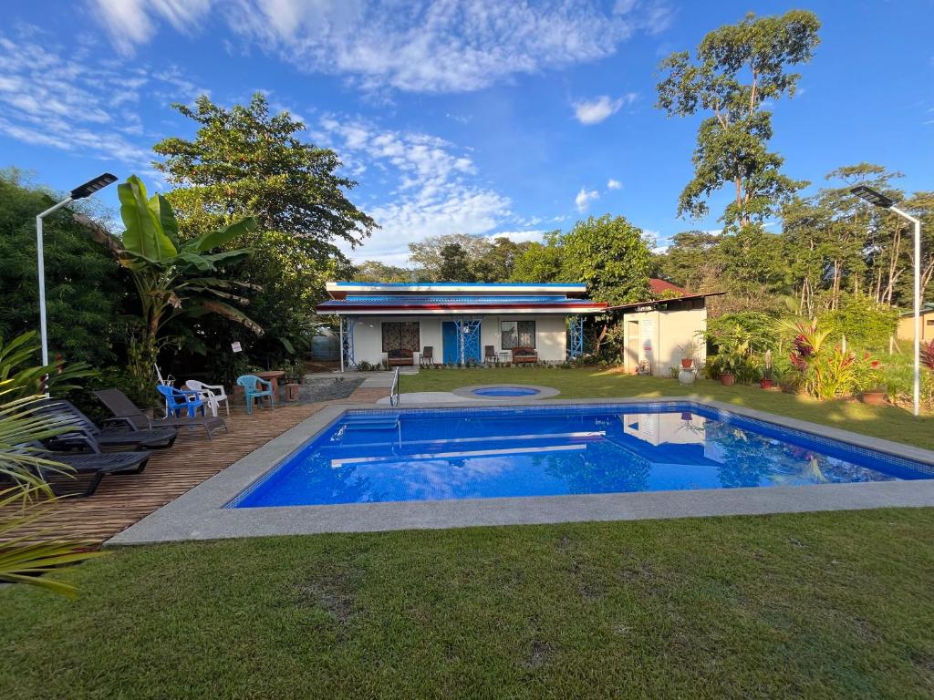 una piscina en el patio de una casa en Hotel Sueños de María, en Uvita