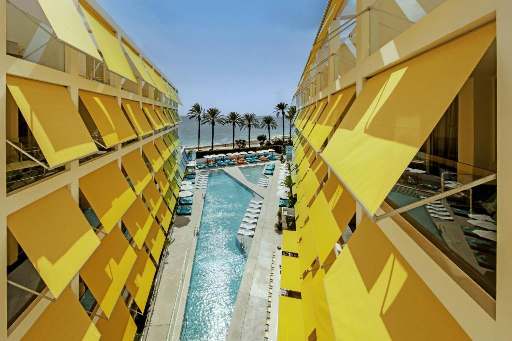 W Ibiza في سانتا إيولاليا ديل ريو: مسبح بجانب مبنى الفندق