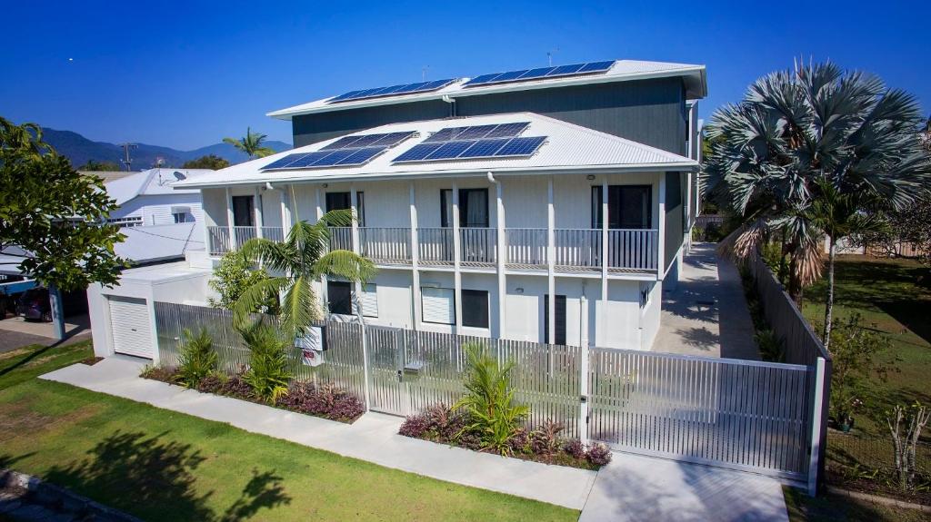 una casa bianca con pannelli solari di MiHaven Shared Living - Gatton St a Cairns