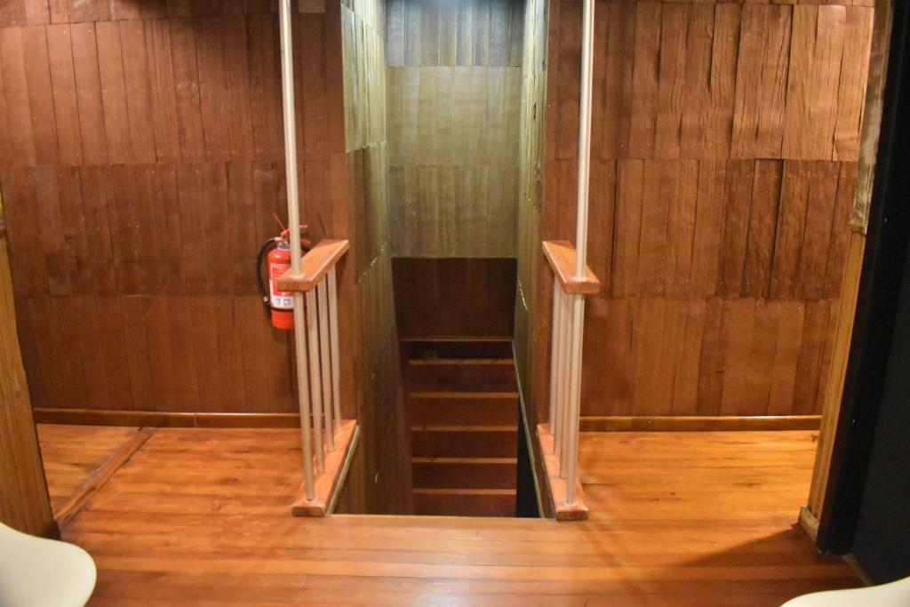 una escalera en una habitación con un extintor de incendios en Estación Hostel, en Castro